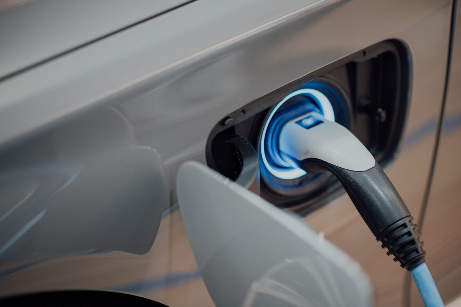 The Top Pros and Cons of Owning an Electric Vehicle